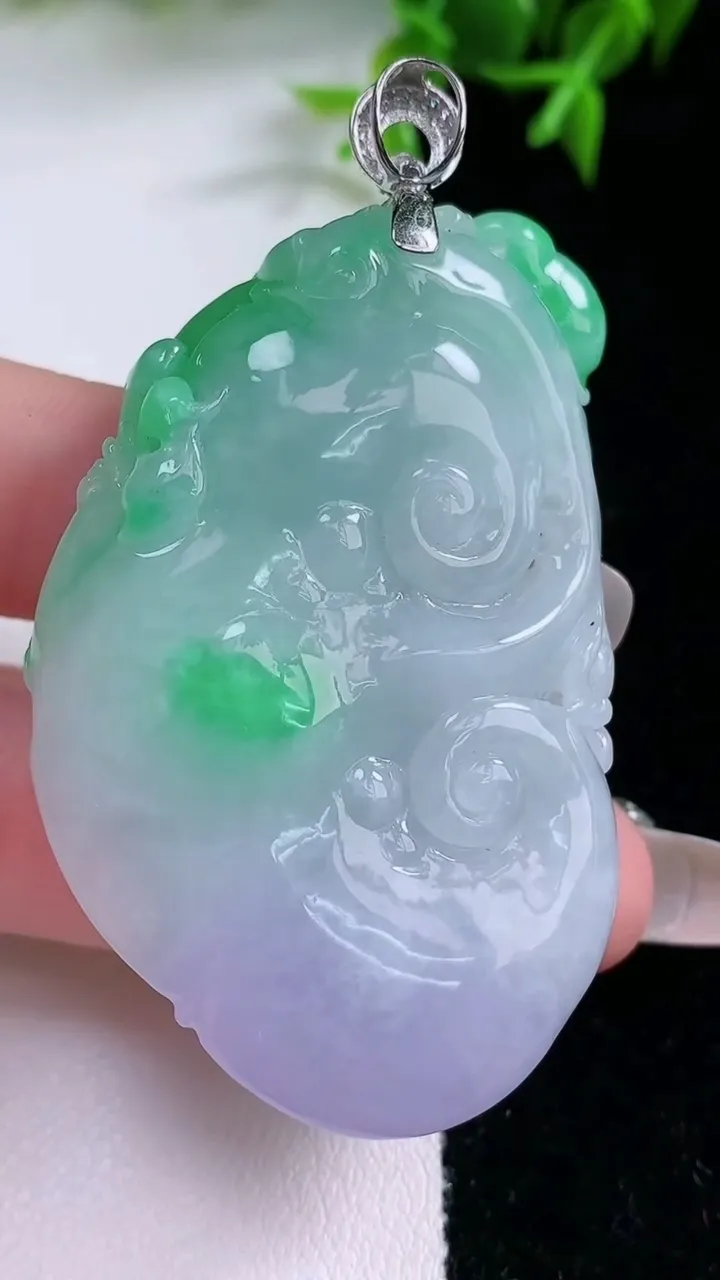天然A货翡翠如意吊坠，尺寸53.4-35-14.2，重量:42.93g
1月23日