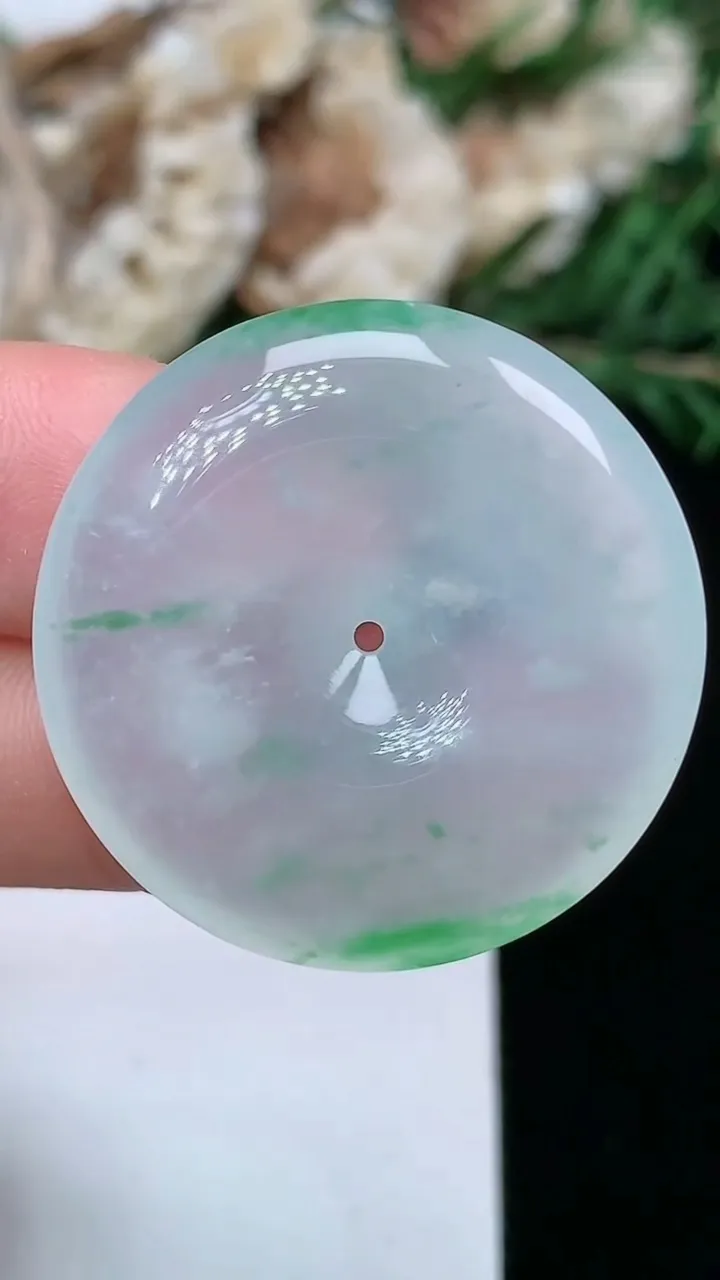 天然A货翡翠平安扣吊坠，尺寸28.3-5.7，重量:9.40g
1月23日