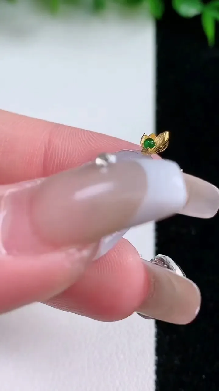 天然A货翡翠种白冰财神爷吊坠，尺寸25.8-16.5-4.8，重量:3.27g
1月23日