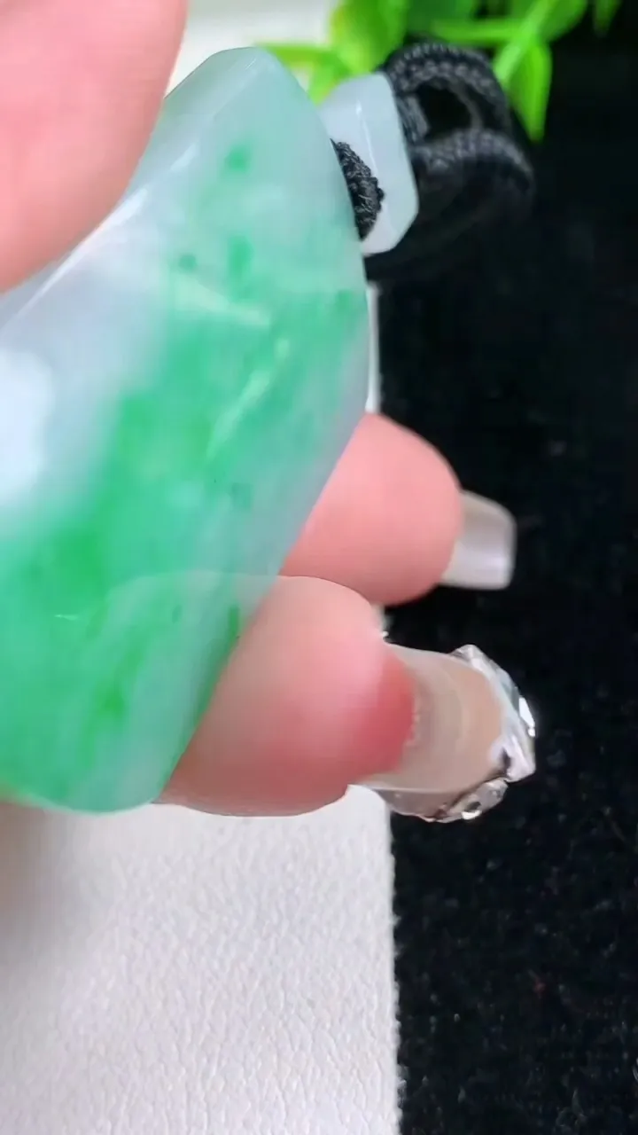 天然A货翡翠无事牌吊坠，尺寸47.5-28.2-3.5，重量:18.86g
1月23日