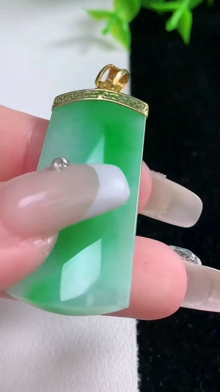 天然A货翡翠无事牌吊坠，尺寸38.5-17.6-4，重量:8.14g
1月23日