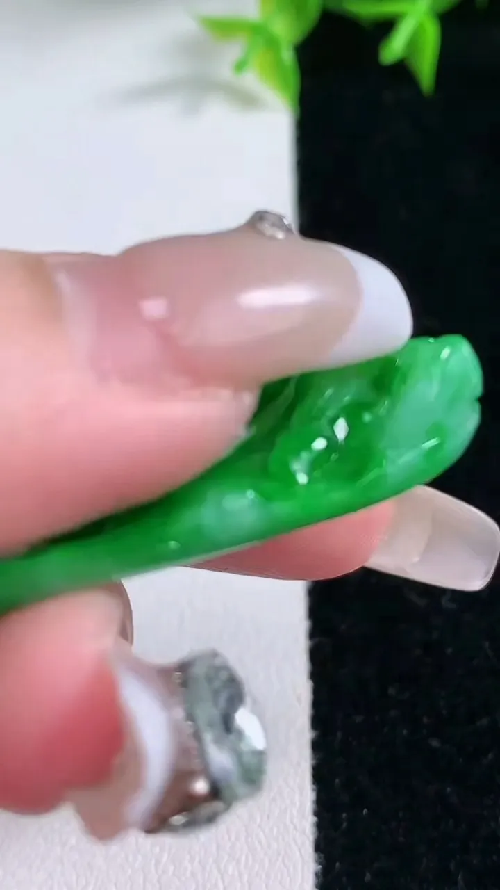 天然A货翡翠年年有余吊坠，尺寸51-22-7，重量:14.68g
1月23日