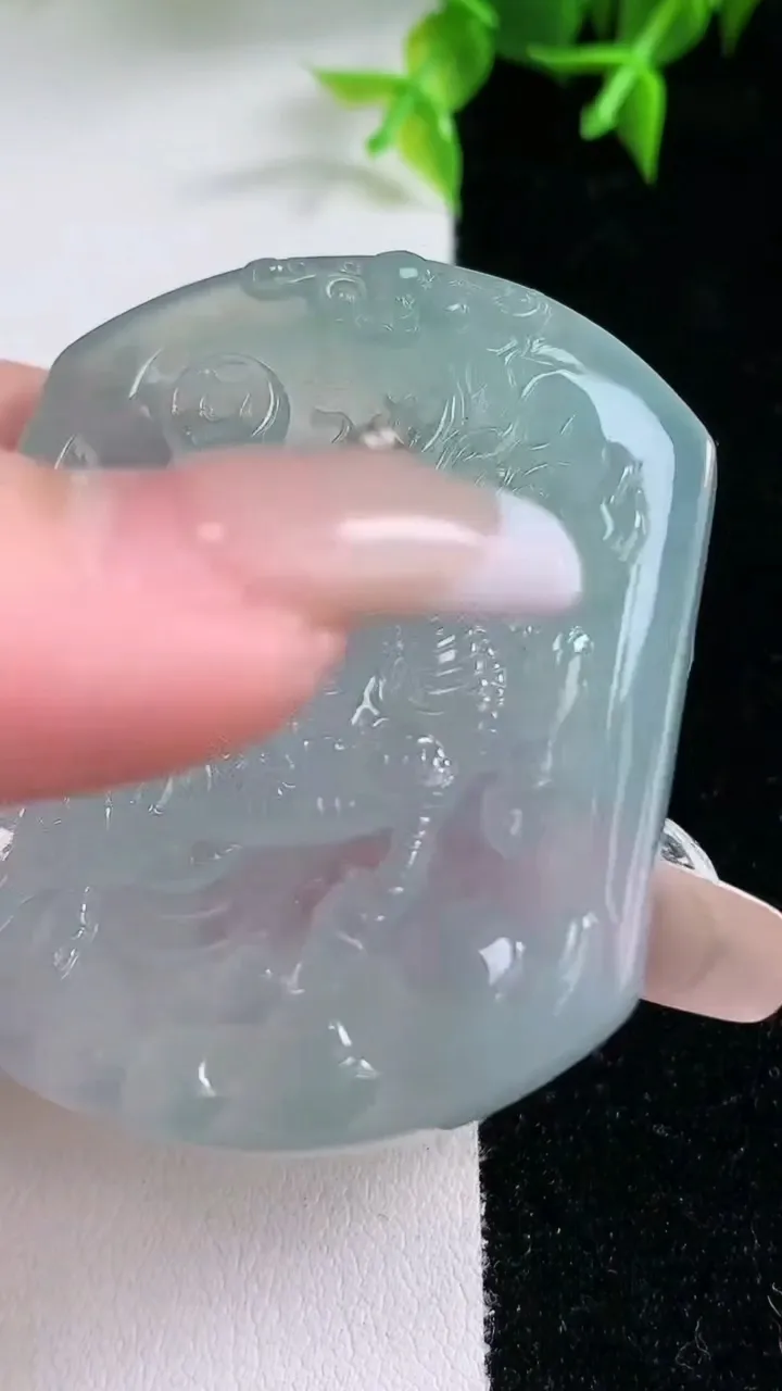 天然A货翡翠麒麟吊坠，尺寸50.8-43-5.4，重量:27.48g
1月23日