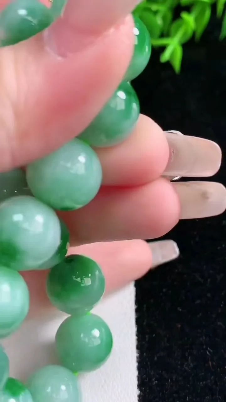 天然A货翡翠圆珠手串，尺寸12.5-16颗，重量:54.98g1月23日
工厂直销收藏佳品,种好水足，色泽均匀，有种有色，上手高大气！