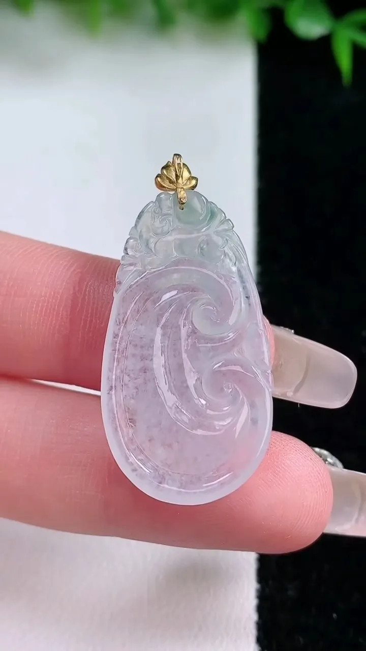 天然A货翡翠如意吊坠，尺寸32-17.5-3，重量:3.55g
1月23日