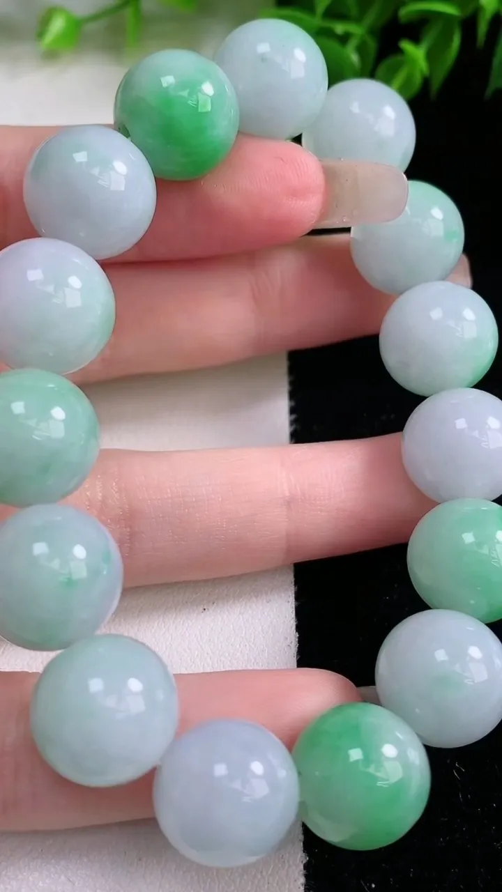 天然A货翡翠圆珠手串，尺寸13.3-15颗，重量:62.49g1月23日
工厂直销收藏佳品,种好水足