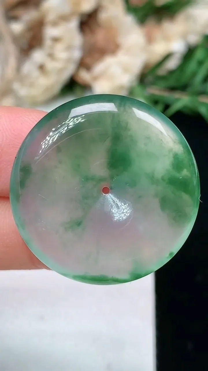 天然A货翡翠平安扣吊坠，尺寸27.2-4.9，重量:7.45g
1月23日