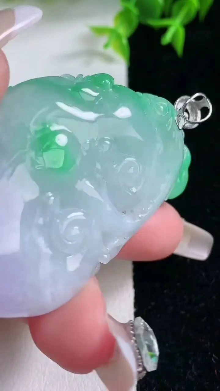 天然A货翡翠如意吊坠，尺寸53.4-35-14.2，重量:42.93g
1月23日