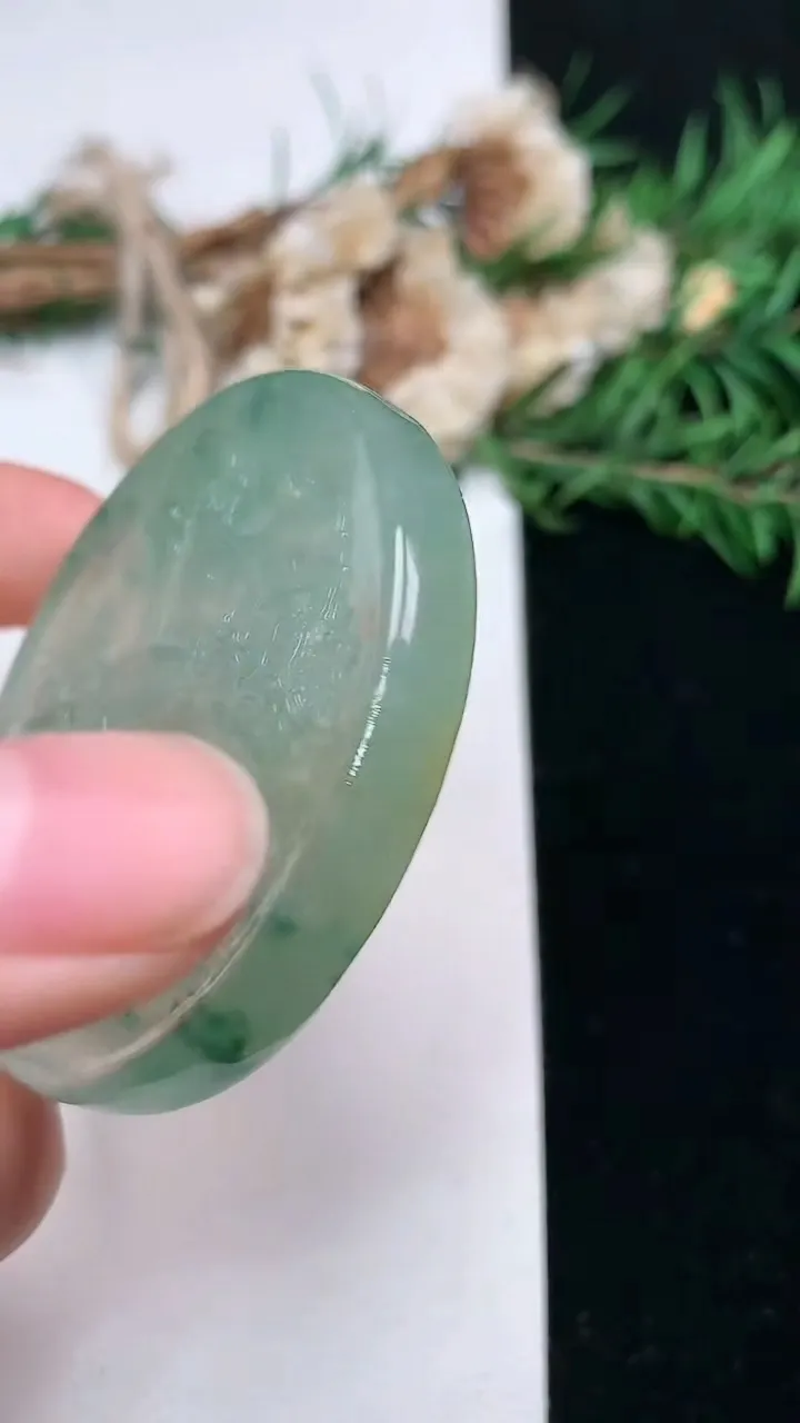 天然A货翡翠双彩山水牌吊坠，尺寸48.3-6，重量:33.34g
1月23日