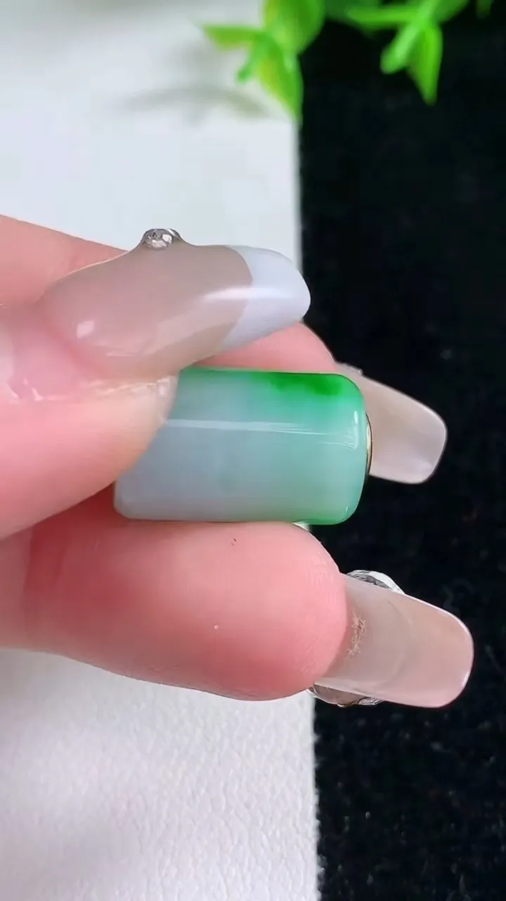 天然A货翡翠路路通吊坠，尺寸19.5-11.2，重量:5.85g
1月23日