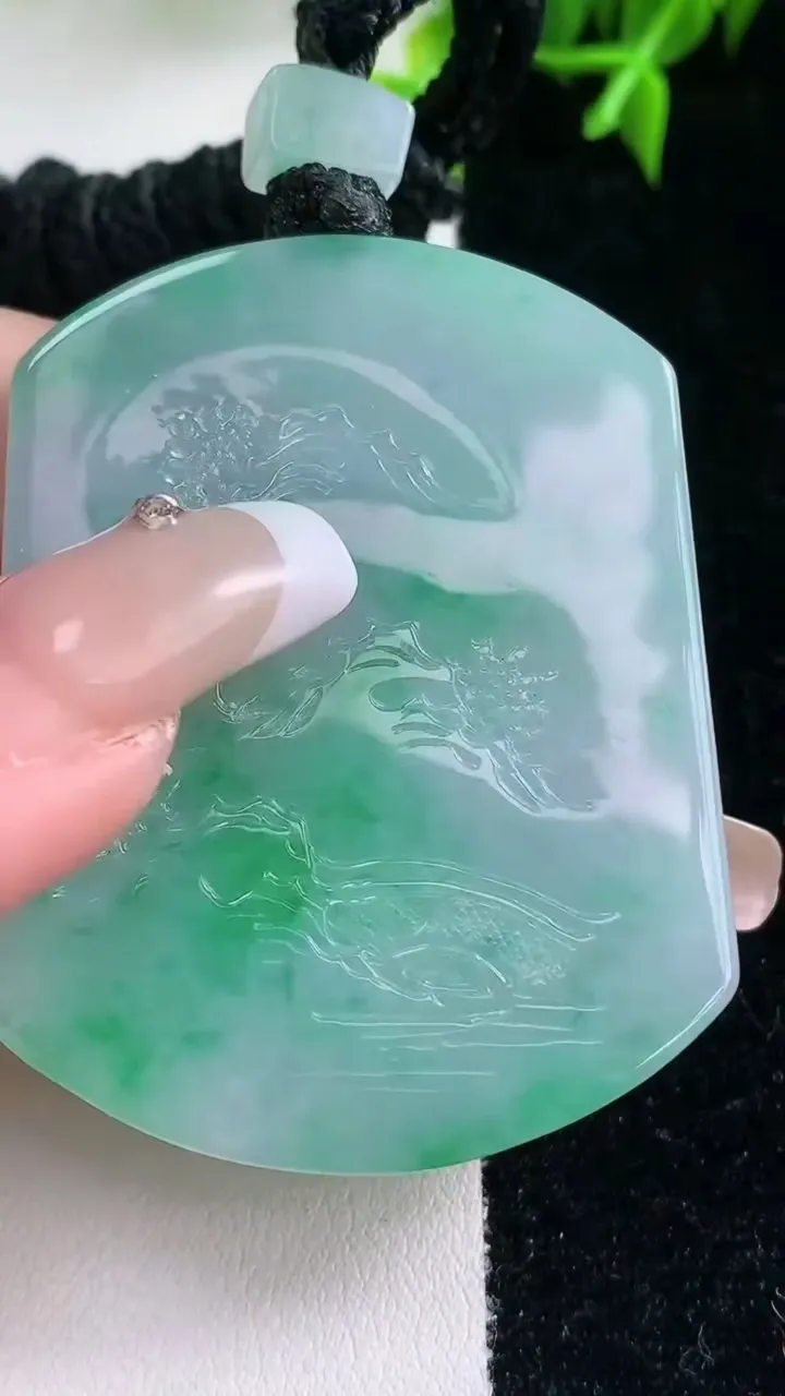 天然A货翡翠山水牌吊坠，尺寸52-40.6-5.4，重量:35.27g
1月23日