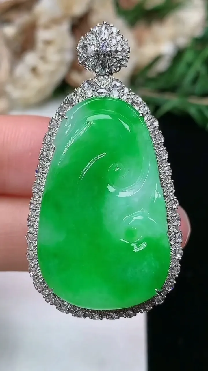 天然A货翡翠如意吊坠，尺寸44.5-23.7-10.4，裸石30.7-19
1月23日