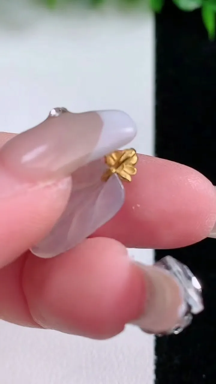 天然A货翡翠种白冰金枝玉叶 叶子吊坠，尺寸16.4-9-2，重量:0.77g
1月23日