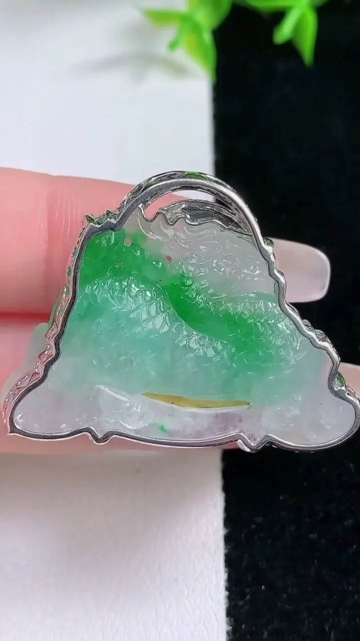 天然A货翡翠麒麟吊坠，尺寸23.8-37.5-6.4，重量:11.47g
1月23日