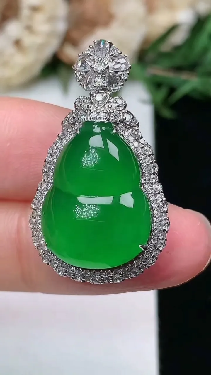 天然A货翡翠葫芦吊坠，尺寸30-17.4-12，裸石17.3-13，重量:5.99g
1月23日