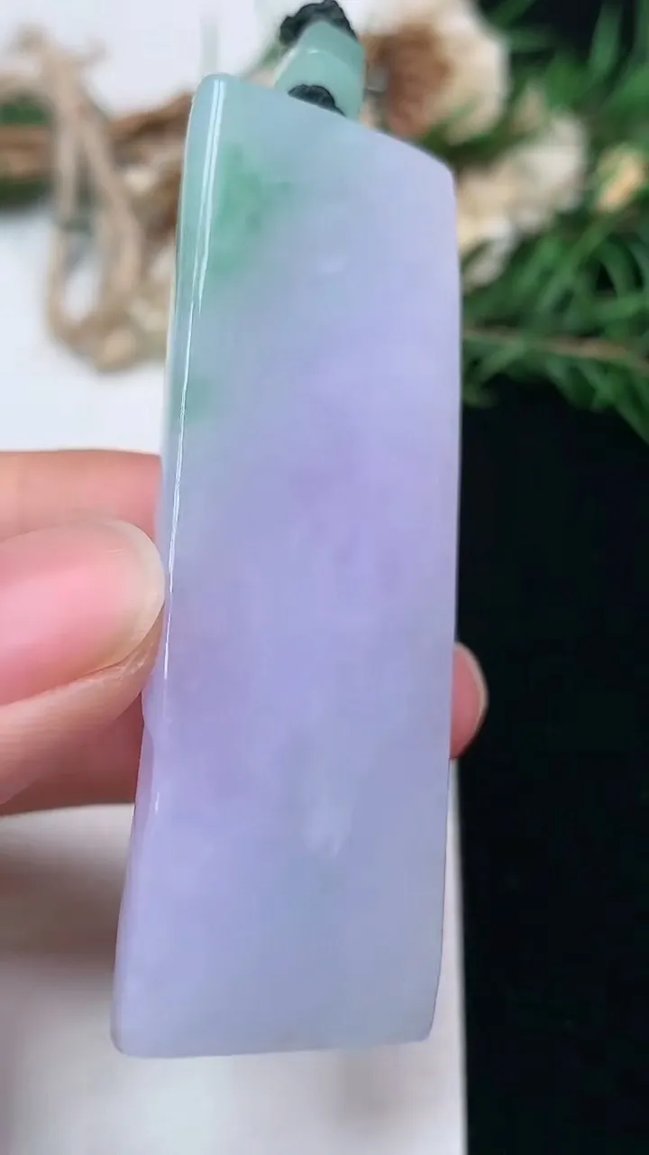 天然A货翡翠春带彩 紫罗兰无相观音吊坠，尺寸61.3-24-12.3，重量:42.12g
1月23日