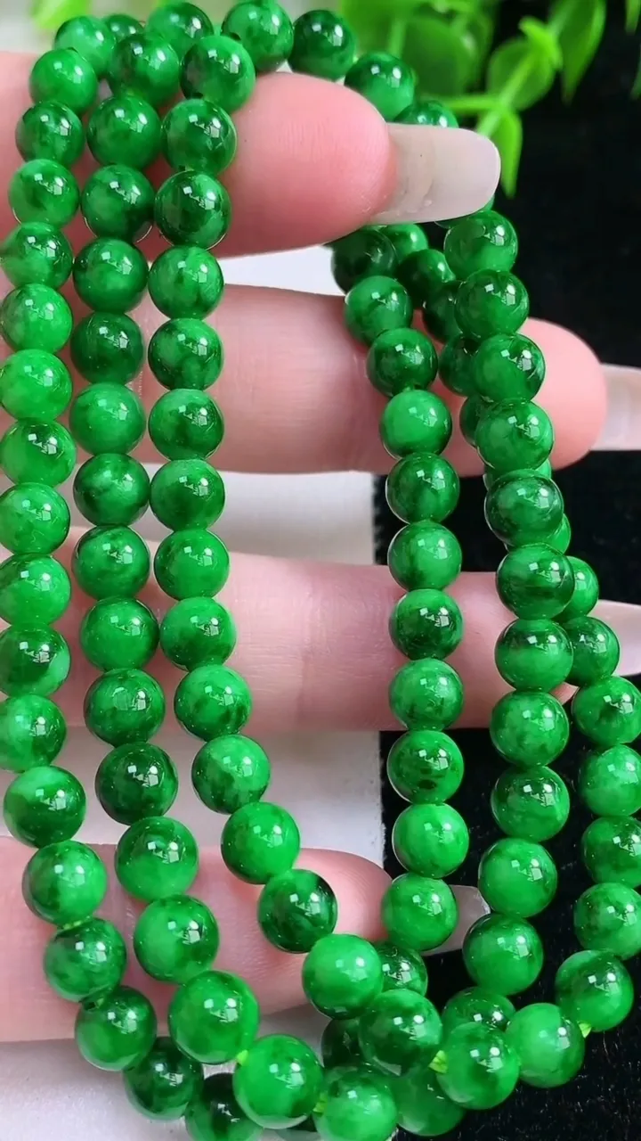 天然A货翡翠圆珠项链，尺寸5.4-104颗，重量:34.13g1月23日
工厂直销收藏佳品,种好水足，色泽均匀，有种有色，上手高大气！