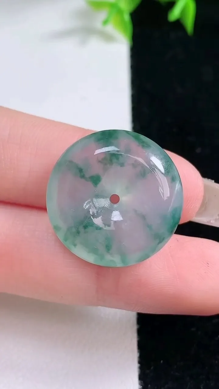 天然A货翡翠种飘花平安扣吊坠，尺寸22-6.6，重量:6.36g
1月23日