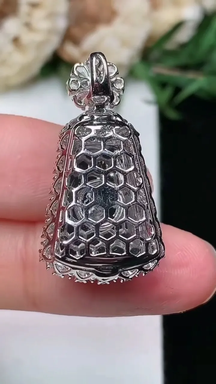 天然A货翡翠无事牌吊坠，尺寸28.9-15.3-10.9，裸石15.7-10.9，重量:5.02g
1月23日