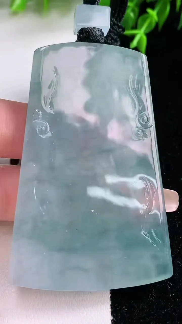 天然A货翡翠种飘花大势至菩萨吊坠，尺寸66.6-44.4-5.3，重量:42.46g
1月23日