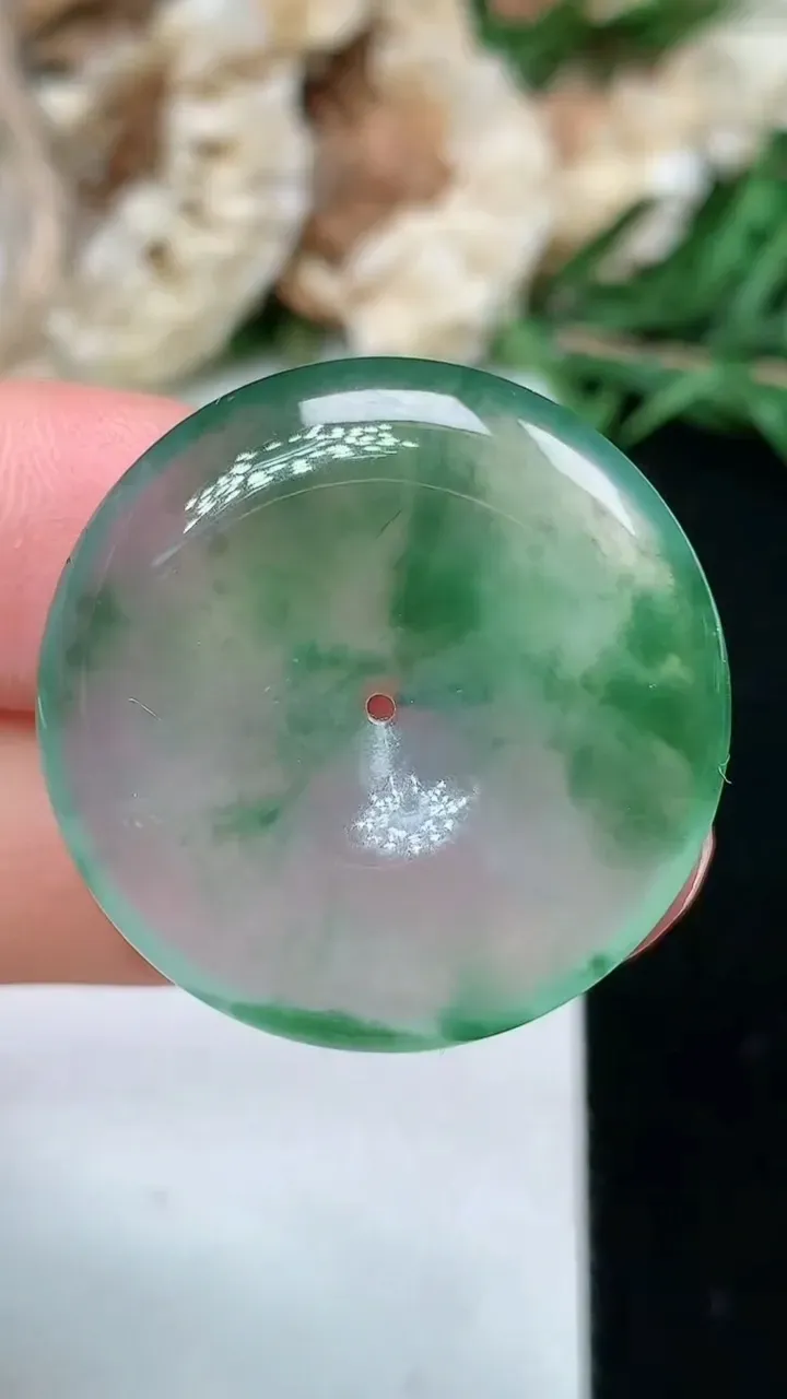 天然A货翡翠平安扣吊坠，尺寸27.2-4.9，重量:7.45g
1月23日