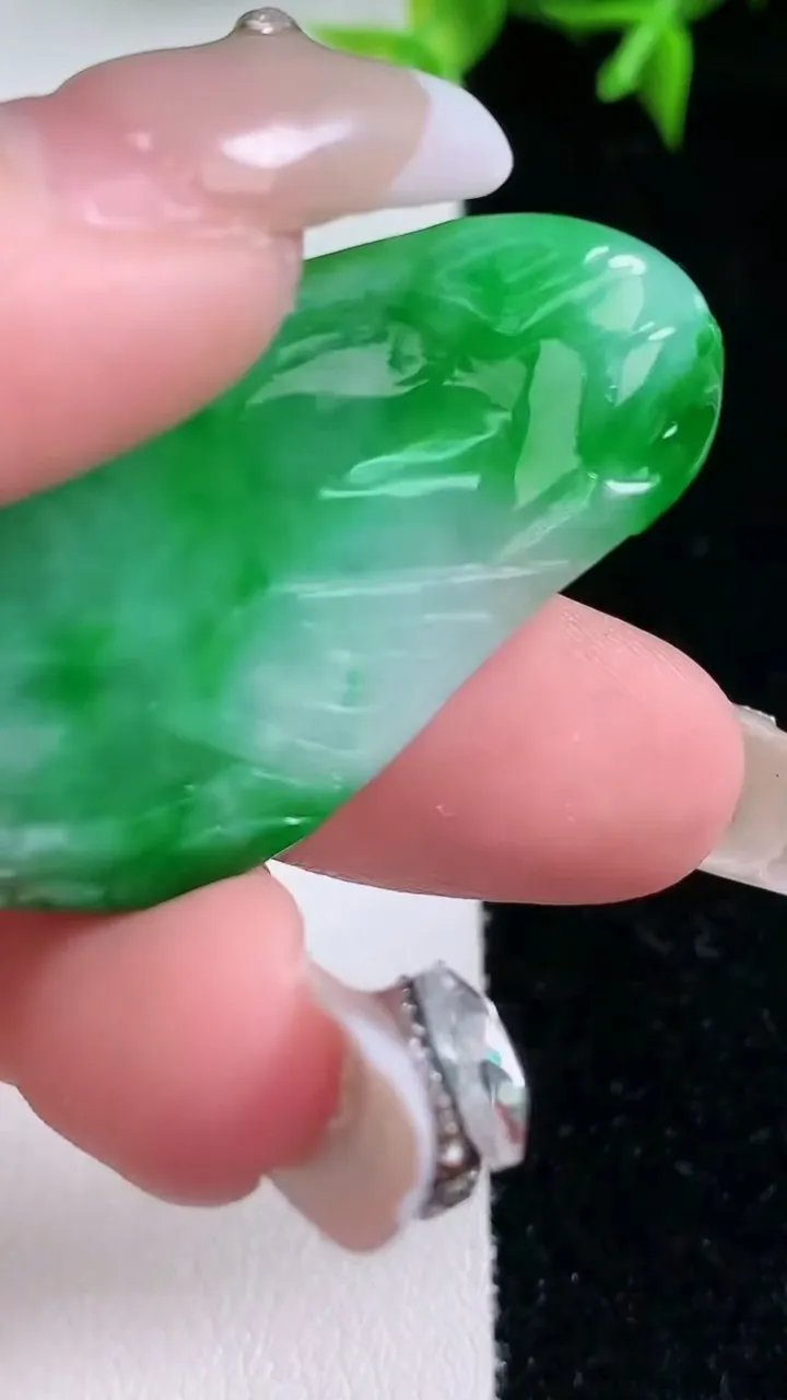 天然A货翡翠年年有余吊坠，尺寸51-22-7，重量:14.68g
1月23日