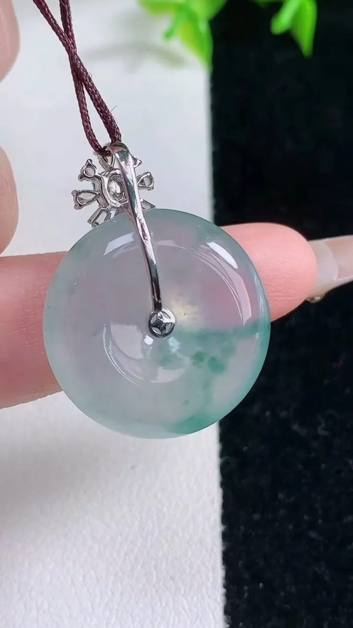 天然A货翡翠种飘花平安扣吊坠，尺寸21.7-6，重量:6.52g
1月23日