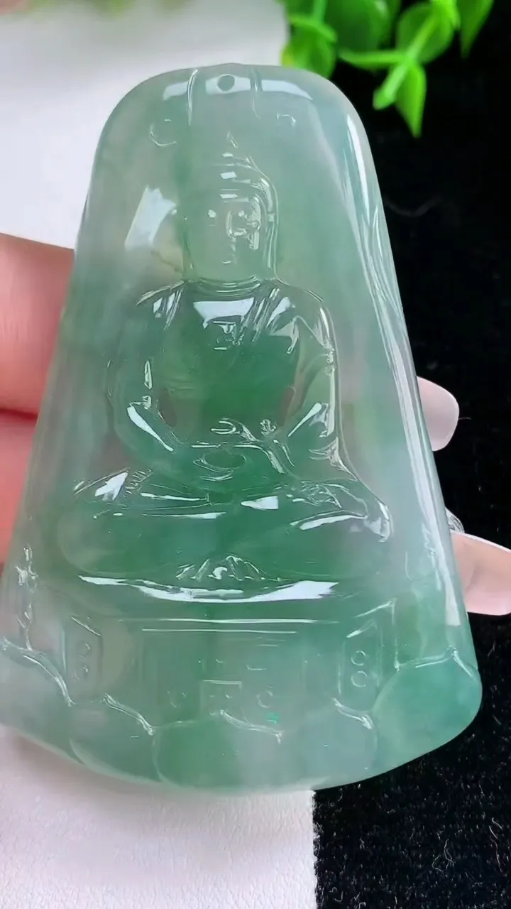 天然A货翡翠大日如来吊坠，尺寸66-42.4-5.8，重量:33.34g
1月23日