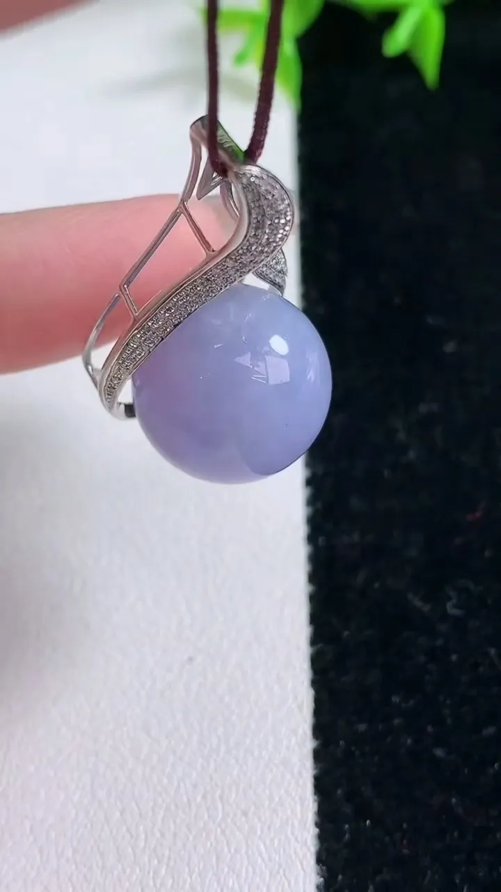 天然A货翡翠18K金紫罗兰圆珠吊坠，尺寸32.5-18.3-16.5，裸石16重量:9.32g1月23日
工厂直销收藏佳品,种好水足，色泽均匀，有种有色，上手高大气！