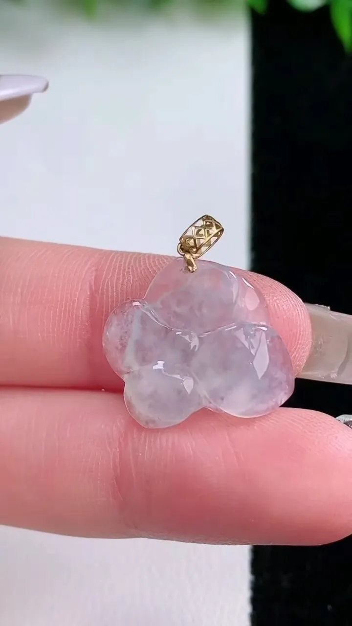 天然A货翡翠种白冰和和美美 荷花吊坠，尺寸15.8-18.9-4.5，重量:1.83g
1月23日