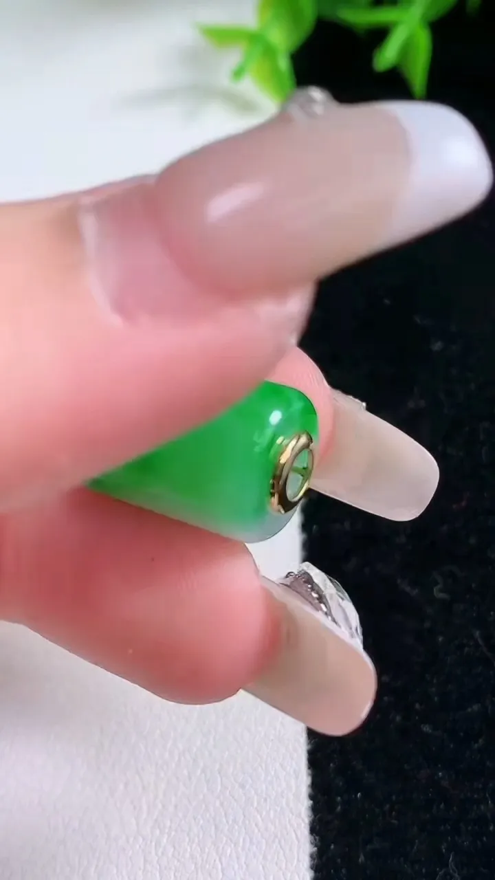 天然A货翡翠路路通吊坠，尺寸19.5-11.2，重量:5.85g
1月23日