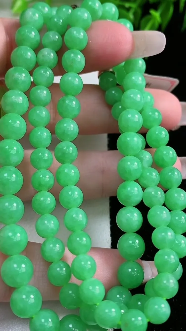 天然A货翡翠圆珠项链，尺寸7.4-94颗，重量:44.61g1月23日
工厂直销收藏佳品,种好水足，色泽均匀，有种有色，上手高大气！