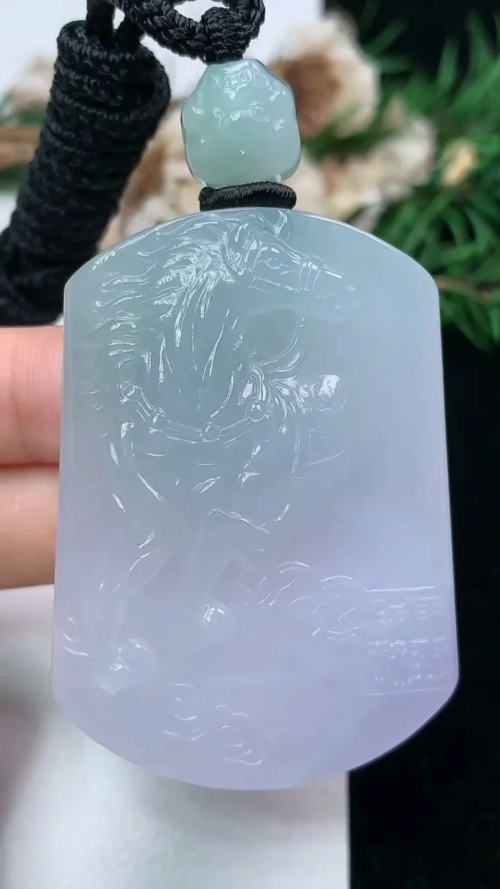 天然A货翡翠春带彩 紫罗兰生肖马牌吊坠，尺寸51.9-37.4-10.8，重量:51.77g
1月23日