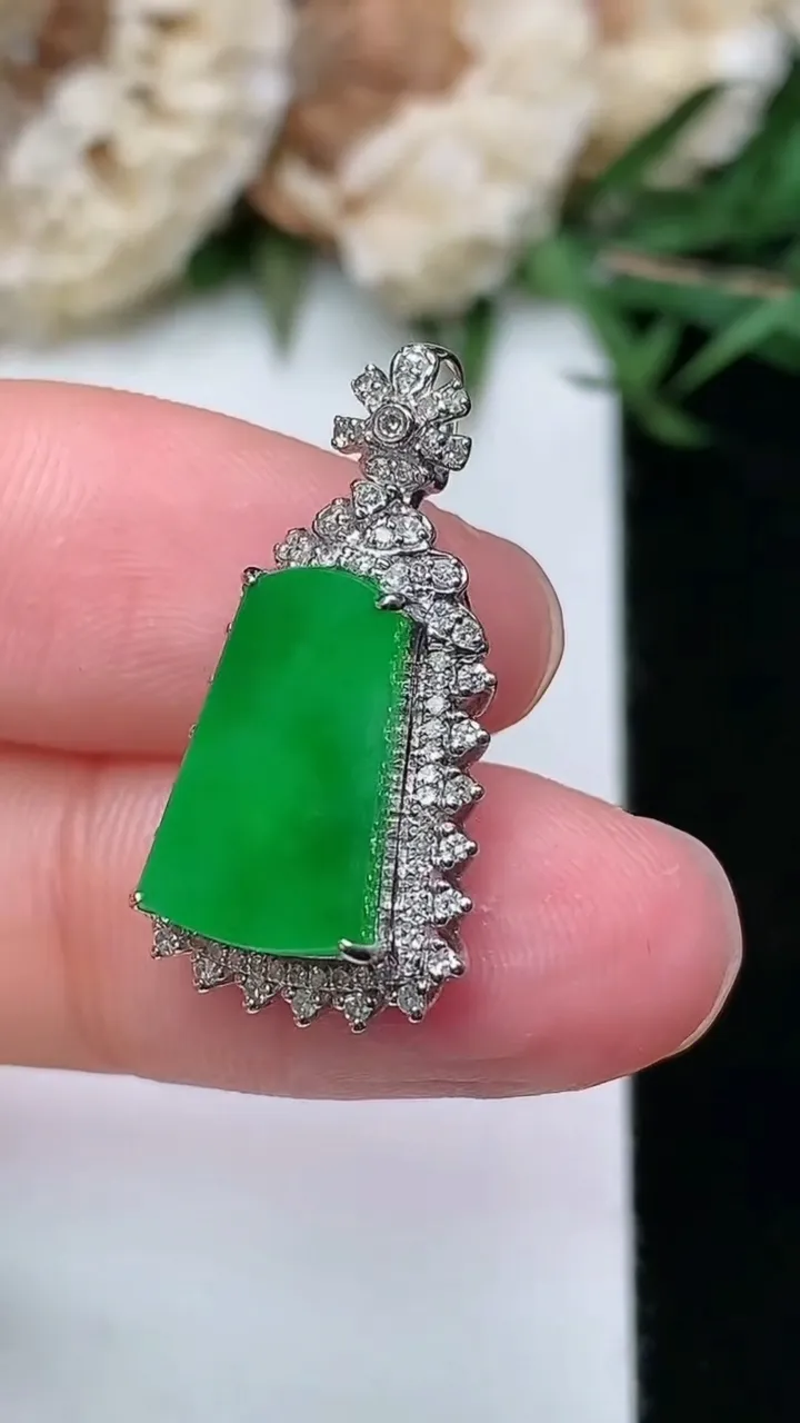 天然A货翡翠无事牌吊坠，尺寸24.5-12.9-7.7，裸石13-8，重量:2.64g
1月23日