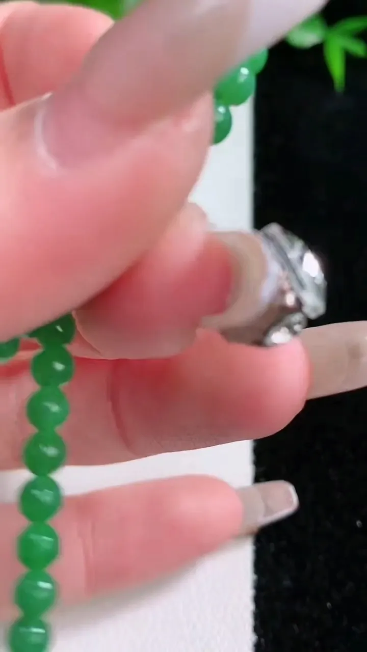 天然A货翡翠小米珠手串，尺寸4-44颗，重量:5.80g1月23日
工厂直销收藏佳品,种好水足，色泽均匀，有种有色，上手高大气！