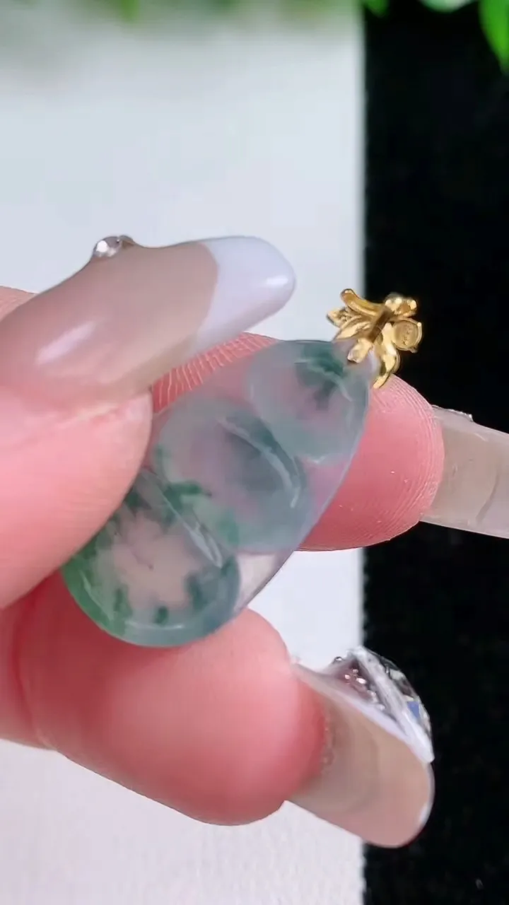 天然A货翡翠种飘花福豆吊坠，尺寸21.7-13-4，重量:2.00g
1月23日