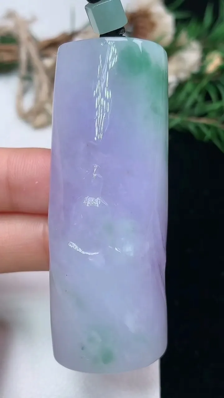 天然A货翡翠春带彩 紫罗兰无相观音吊坠，尺寸61.3-24-12.3，重量:42.12g
1月23日