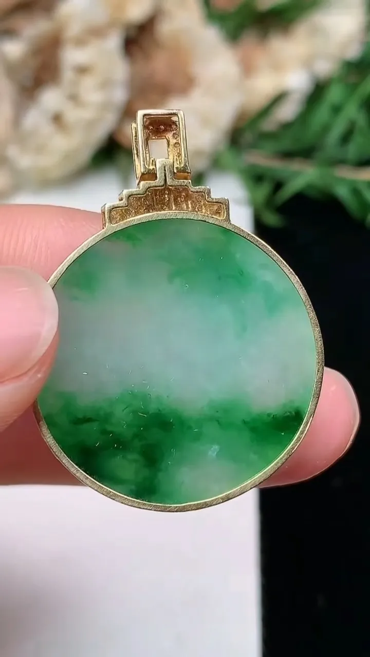 天然A货翡翠无事牌吊坠，尺寸24-4.5，重量:7.42g
1月23日