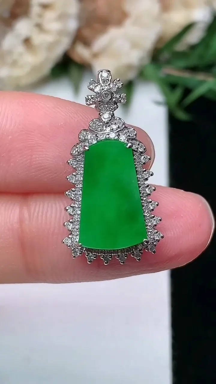 天然A货翡翠无事牌吊坠，尺寸24.5-12.9-7.7，裸石13-8，重量:2.64g
1月23日