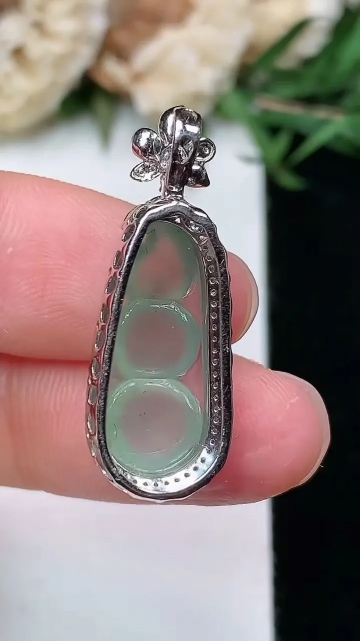 天然A货翡翠福豆吊坠，尺寸27.5-10.4-8.3
1月23日