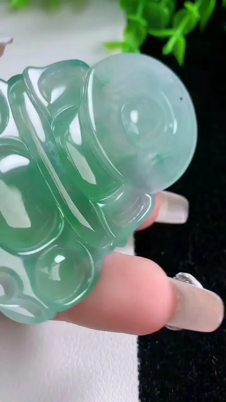 天然A货翡翠观音菩萨吊坠，尺寸68-42.6-4.8，重量:28.00g
1月23日