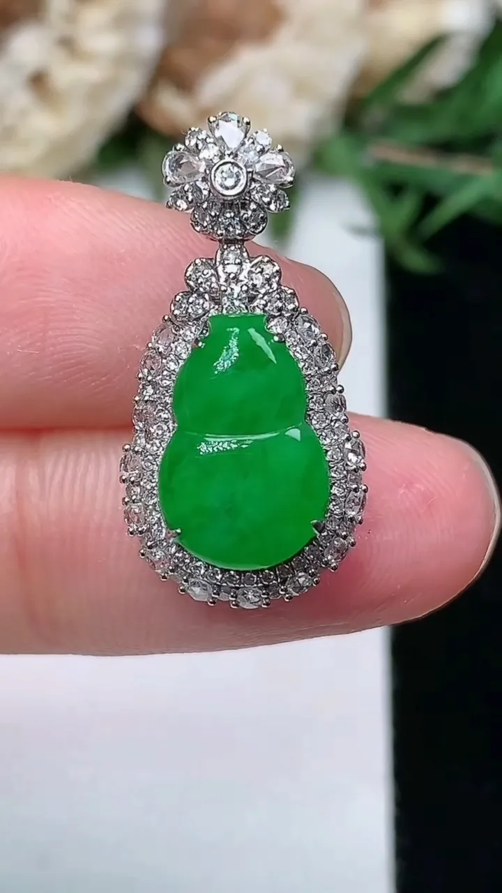 天然A货翡翠葫芦吊坠，尺寸24.5-12.2-9，裸石12.3-8，重量:3.07g
1月23日