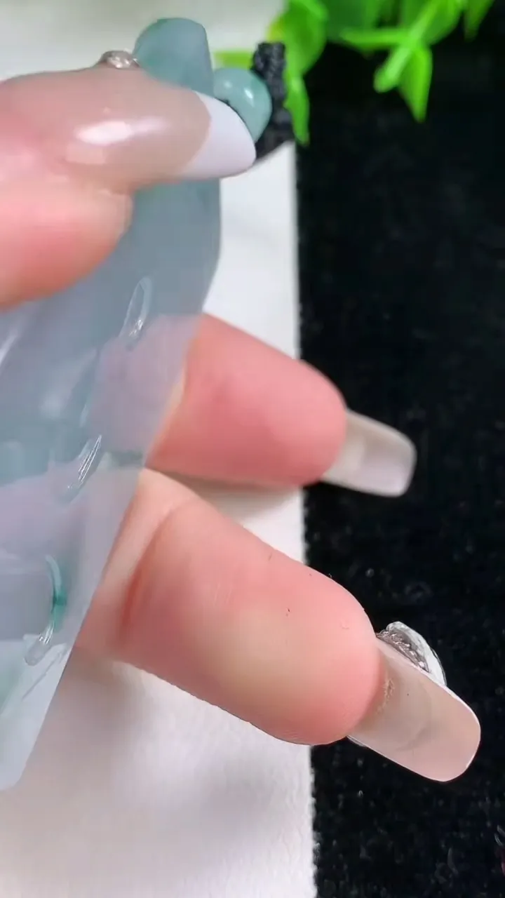 天然A货翡翠冰种飘花大势至菩萨吊坠，尺寸58.8-35.2-5，重量:31.68g
1月23日