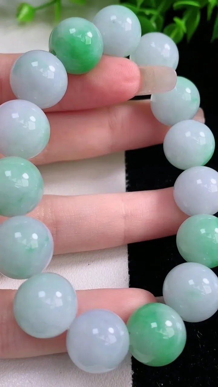 天然A货翡翠圆珠手串，尺寸13.3-15颗，重量:62.49g1月23日
工厂直销收藏佳品,种好水足，色泽均匀，有种有色，上手高大气！