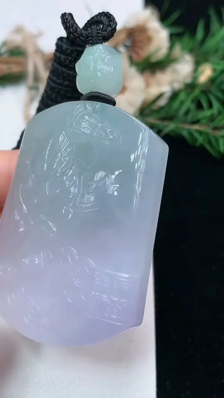 天然A货翡翠春带彩 紫罗兰生肖马牌吊坠，尺寸51.9-37.4-10.8，重量:51.77g
1月23日