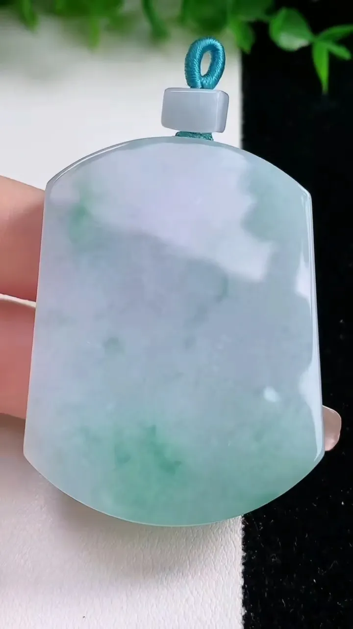 天然A货翡翠无事牌吊坠，尺寸53-39.3-5.6，重量:36.77g
1月23日