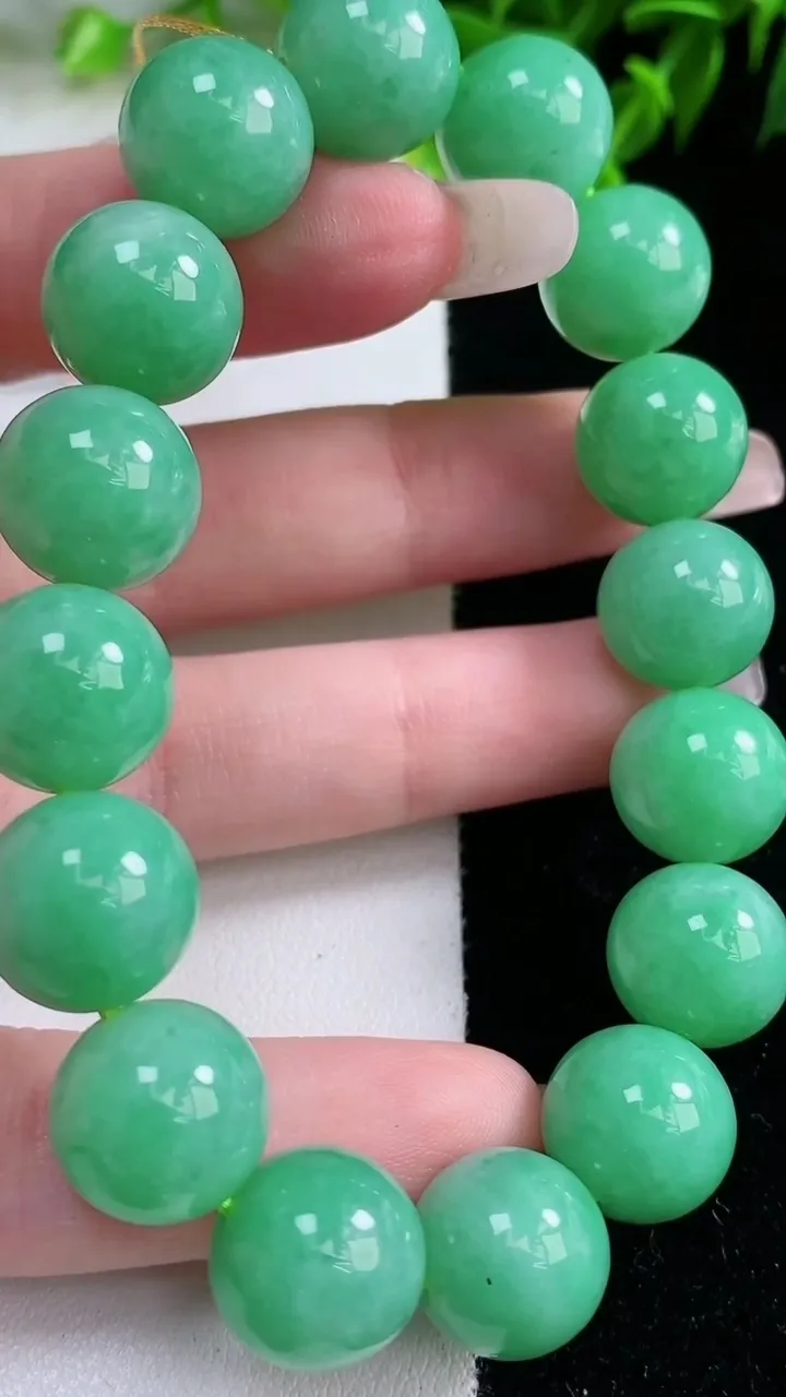 天然A货翡翠圆珠手串，尺寸12.4-16颗，重量:53.93g1月23日
工厂直销收藏佳品,种好水足
