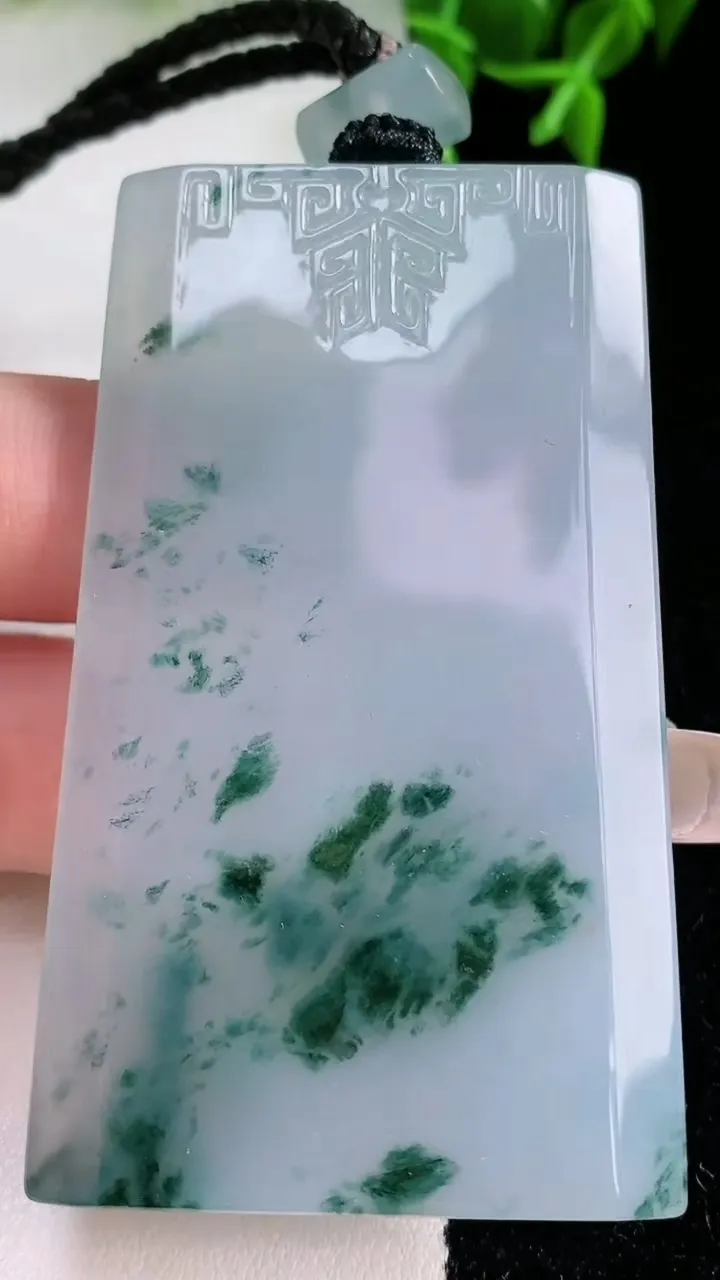 天然A货翡翠种飘花仿古无事牌吊坠，尺寸64-36.7-5.8，重量:47.98g
1月23日