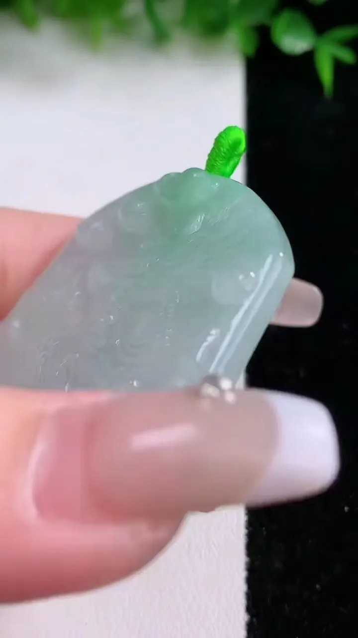 天然A货翡翠麒麟吊坠，尺寸52.8-47.3-5，重量:28.22g
1月23日