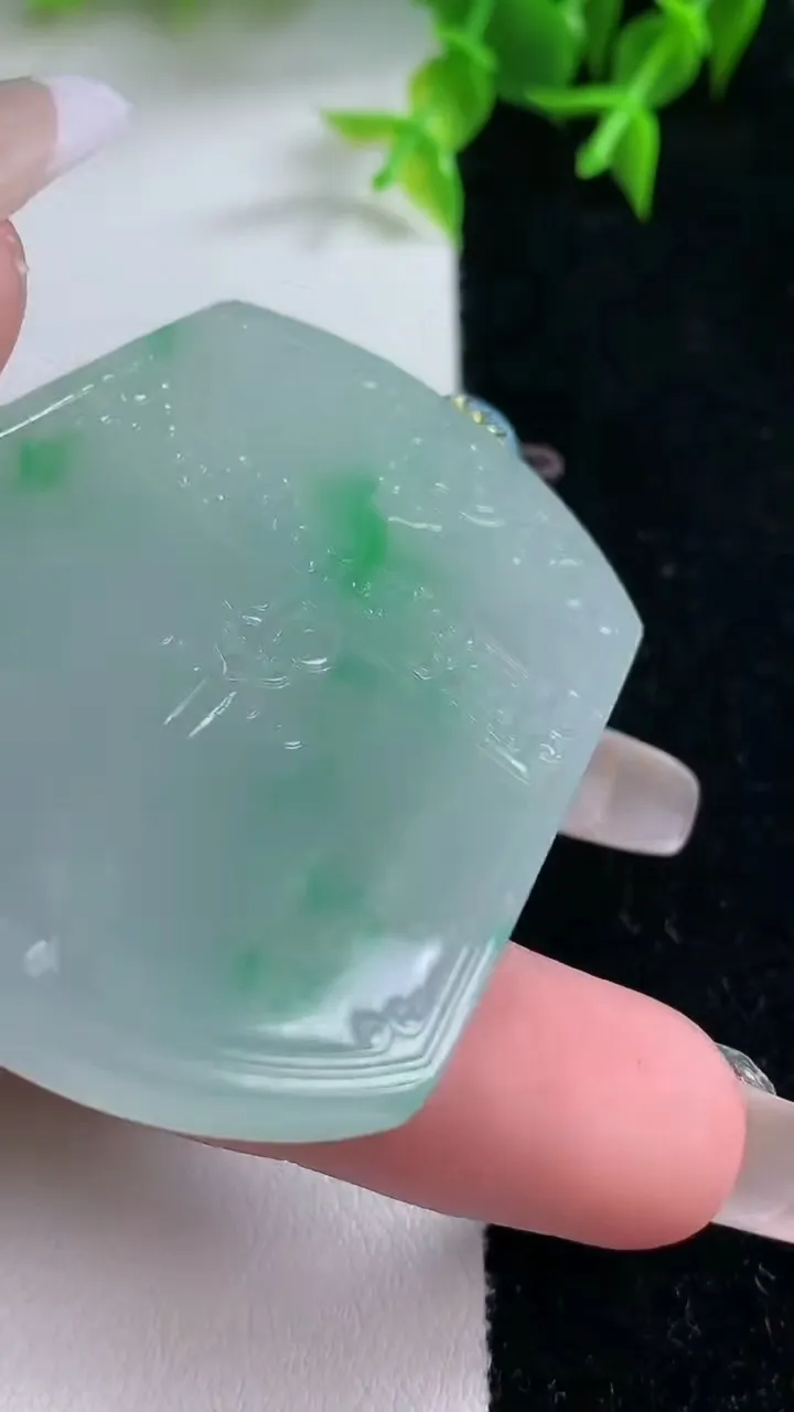 天然A货翡翠仿古无事牌吊坠，尺寸52.6-42.4-5.5，重量:36.45g
1月23日